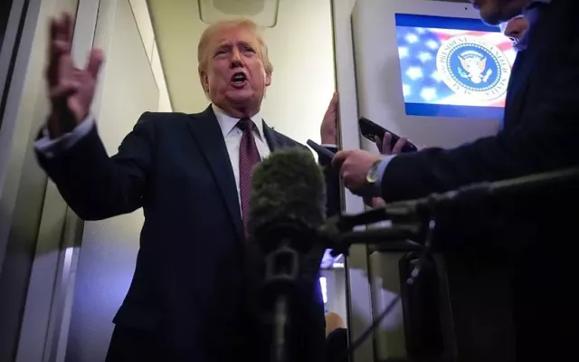 El presidente de Estados Unidos, Donald Trump, en unas declaraciones ante los medios de comunicación en el Air Force One Mark Schiefelbein. Foto: AP