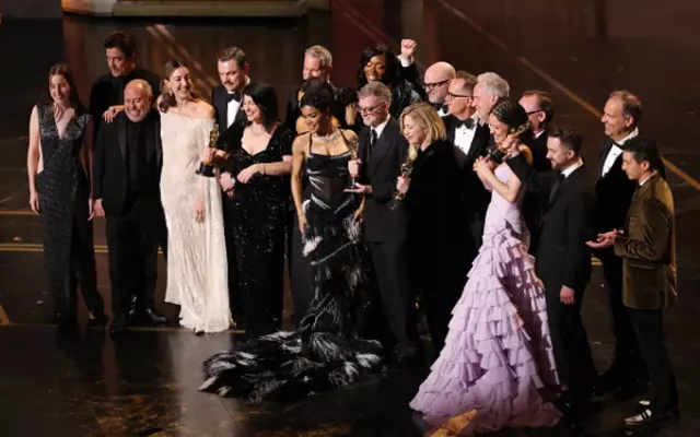 De izquierda a derecha: Alana Haim, Benicio del Toro, José Antonio García, Florencia Martin, Leonardo DiCaprio, Cassandra Kulukundis, Teyana Taylor, Shayna McHale, también conocida como Junglepussy, Paul Thomas Anderson, Sara Murphy, Michael Bauman, Anthony Carlino, Will Weiske, Chase Infiniti, Andy Jurgensen, Christopher Scarabosio y Tony Villaflor aceptan el premio a mejor película por “One Battle After Another” en el escenario durante la 98.ª edición de los premios Oscar en el Dolby Theatre el 15 de marz