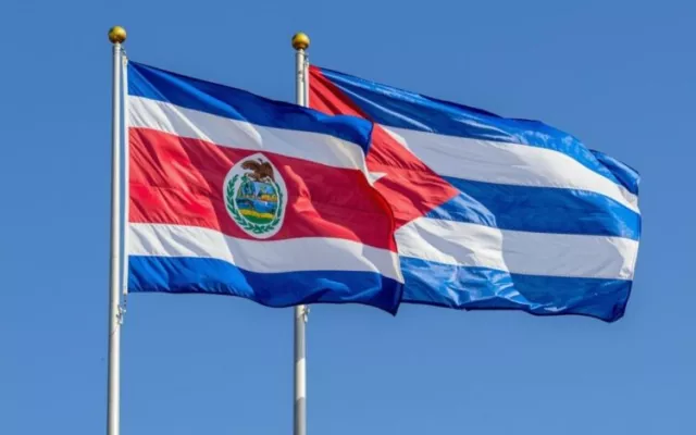 Bandera de Costa Rica y Bandera Cubana. Foto: OnCuba News