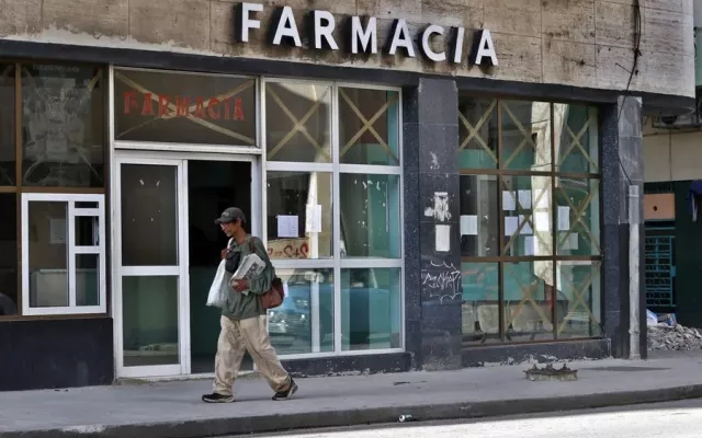 Fotografía de archivo de un hombre que camina frente a una farmacia, en La Habana (Cuba). Foto: EFE/ Ernesto Mastrascusa