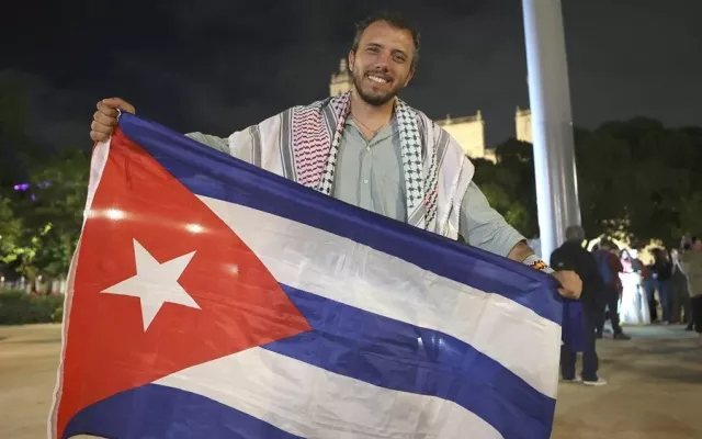 Fotografía del 18 de marzo de 2026 del activista climático brasileño, Thiago Ávila, posando con una bandera de Cuba en los preparativos del segundo grupo del Convoy Nuestra América, en Mérida, Yucatán (México). Foto: EFE/ Lorenzo Hernández