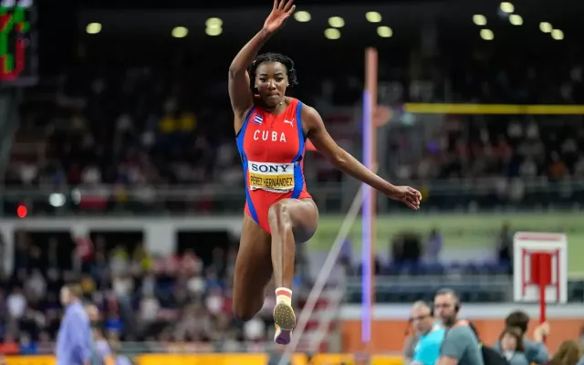 Leyanis Pérez revalidó su título mundial bajo techo en el triple salto gracias a un vuelo de 14 metros y 95 centímetros en el Campeonato Mundial de Atletismo en Torun, Polonia, el 21 de marzo de 2026. Foto: AFP