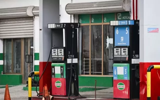 Vista de una estación de servicio vacía en La Habana el 6 de febrero