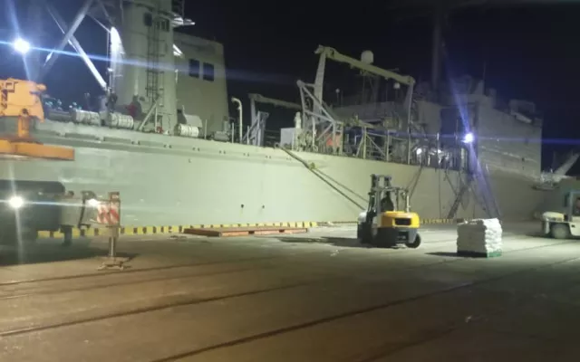 Proceso de descarga de los buques mexicanos con ayuda a Cuba.