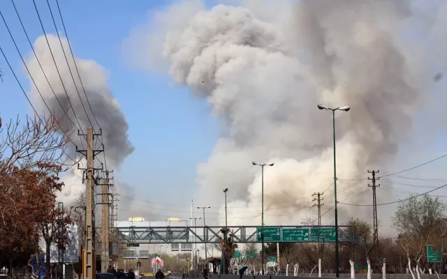 Personas huyéndole al humo tras los bombardeos en Irán.