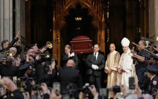 El féretro del cantante se mantuvo en la parte frontal de La Catedral, y el lugar sirvió de escenario para entonar algunas canciones de su autoría, tanto en inglés como en español.