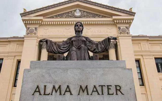 Estatua del Alma Mater en la escalinata de la Universidad de La Habana.