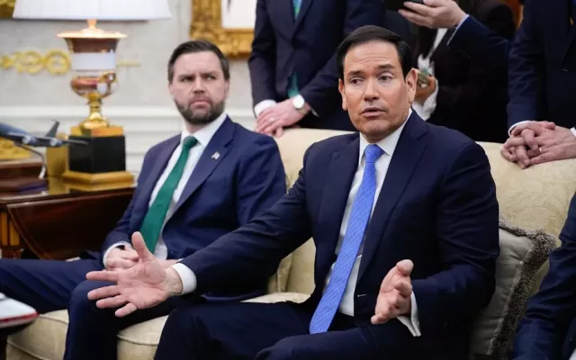 Marco Rubio, secretario de Estado estadounidense (der.) y el vicepresidente del país, J. D. Vance (izq.).