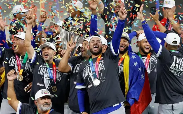 Jugadores venezolanos celebrando el triunfo en la noche de martes.
