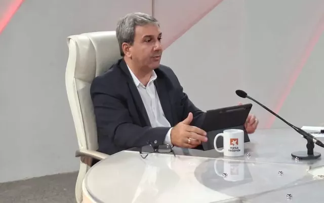 Walter Baluja, ministro de Educación, en la Mesa Redonda. 