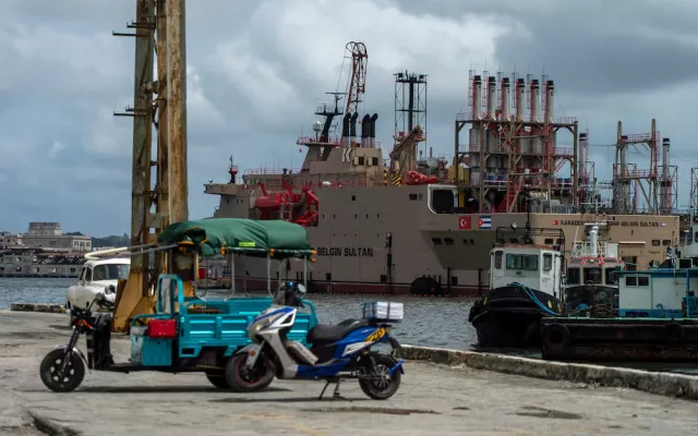 Barco turco generador de electricidad en la Bahía de La Habana.