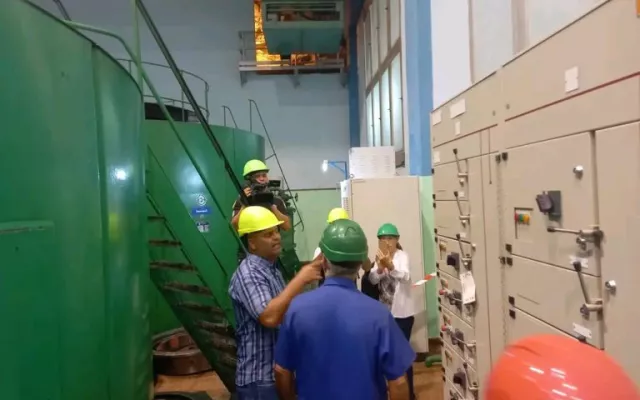 Foto de archivo de trabajadores en la hidroeléctrica Hanabanilla.