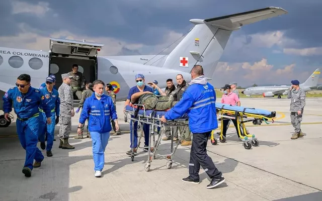 Las autoridades atendiendo a las víctimas tras la caída del avión Hércules C-130 de la Fuerza Aérea Colombiana.