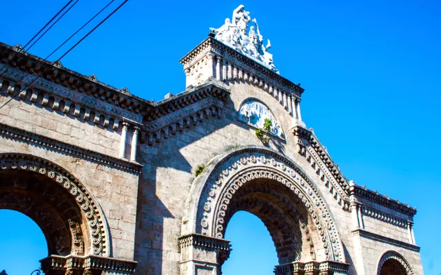 Si el cementerio está declarado Monumento Nacional —como la Necrópolis Cristóbal Colón—, hay pasos adicionales ante el Registro de Bienes Culturales que opera en la propia oficina del cementerio para la adjudicación de bienes funerarios. 