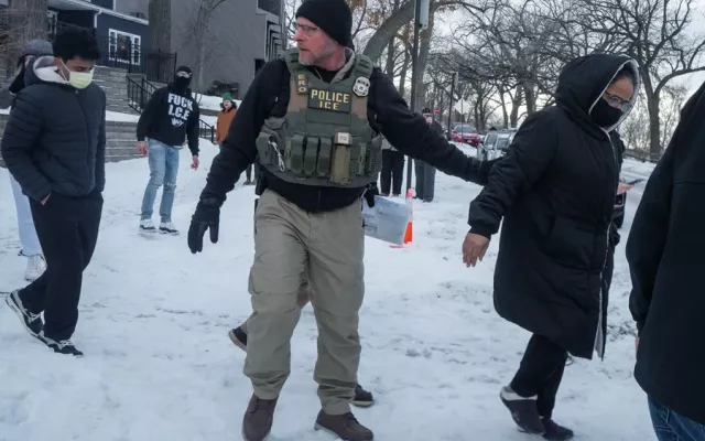 Agentes federales detienen a una familia en Minneapolis (Foto de archivo).