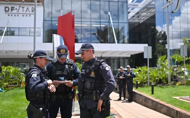 Agentes de la policía hacen guardia en el exterior del hospital donde estaba ingresado Bolsonaro.