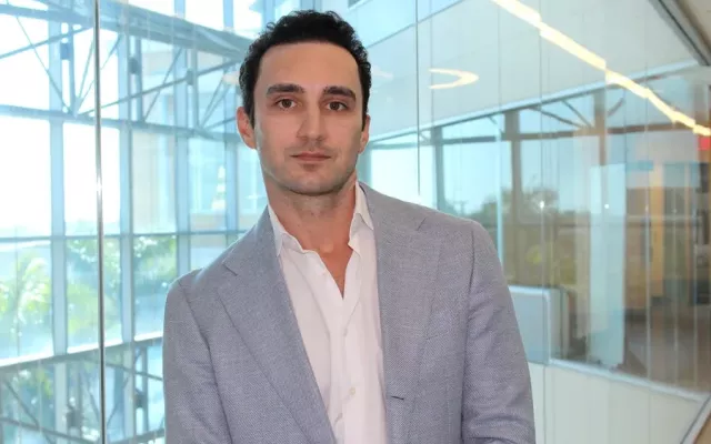 Joel Carnevale, coautor del estudio y profesor asistente de administración en el Colegio de Negocios de FIU.