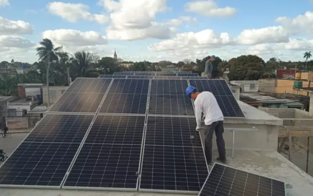Instalación de paneles solares por técnicos de la mipyme privada Renova. 