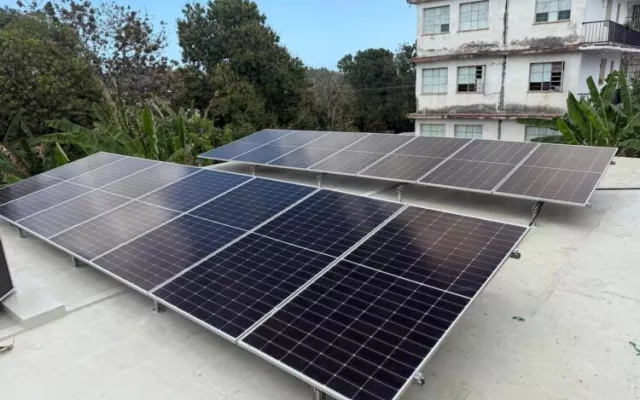 Paneles solares en un techo de casa cubana.