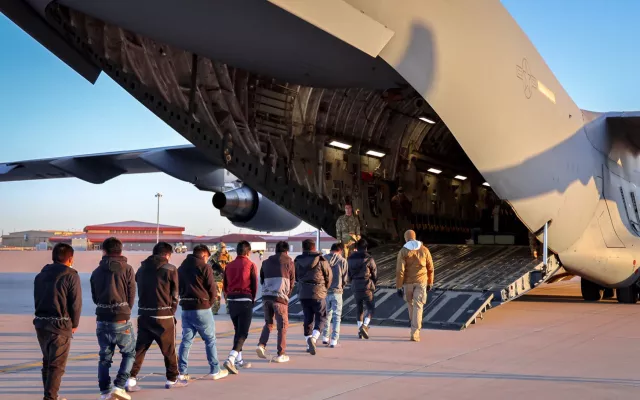 Migrantes abordan un avión militar en el que serán deportados de EE.UU.