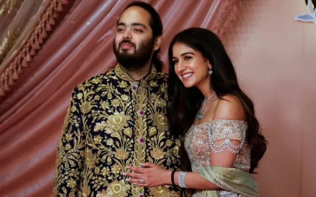 Anant Ambani, hijo del empresario Mukesh Ambani, posa con su por entonces prometida Radhika Merchant en Mumbai, India, en julio de 2024