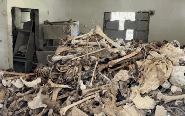 Montañas de escombros y restos humanos abandonados a la intemperie en el Cementerio de Colón, en Cuba.