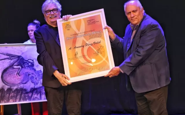 Ceremonia de premiación donde el cantautor Amaury Pérez recibe el Premio Nacional de la Música 2025 en el Museo Nacional de Bellas Artes.