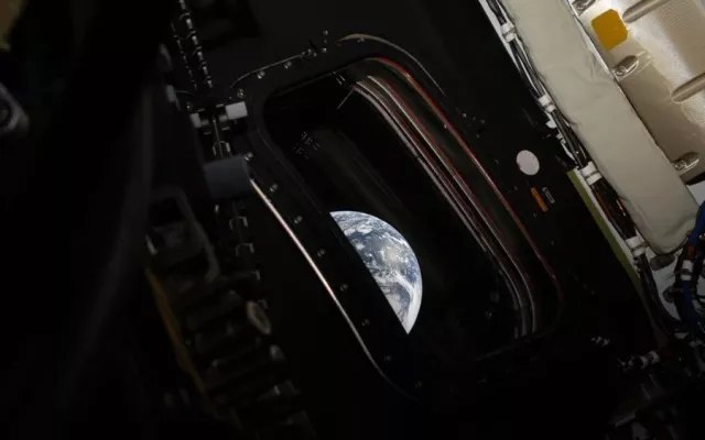 Cápsula espacial Orión durante su misión Artemis en órbita.