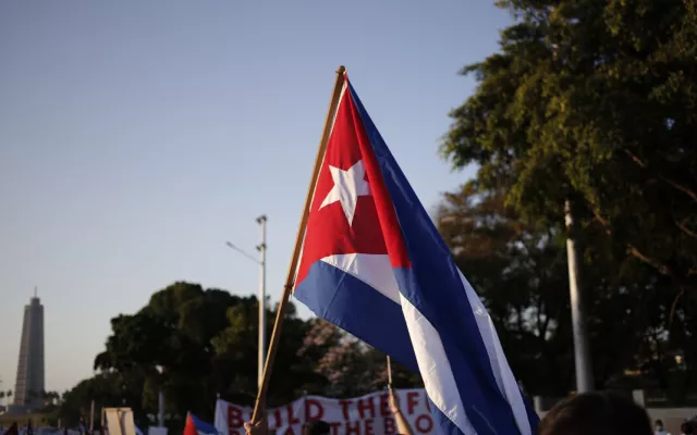 Vista de la multitud y banderas durante una celebración del Primero de Mayo en Cuba.