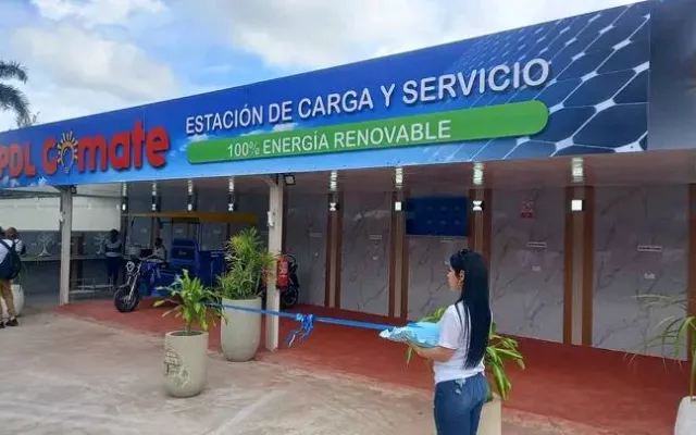 Paneles solares de la nueva estación comunitaria en Cuba, conocida como 'solinera', utilizada para cocinar y recargar equipos eléctricos.