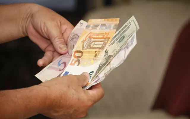 Gráfico que muestra las tasas de cambio del euro, dólar y MLC en el mercado informal cubano.