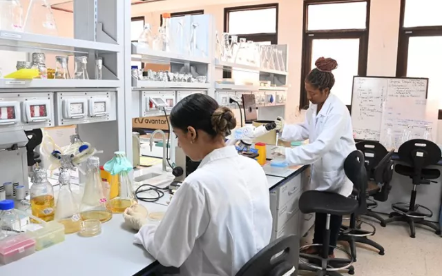 Investigadores médicos trabajando en el desarrollo del medicamento Jusvinza en un laboratorio de Cuba.