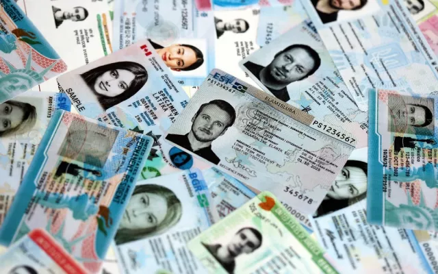 Grupo de personas transitando, en representación de los migrantes en España que se beneficiarán del nuevo decreto de regularización de residencia y trabajo.