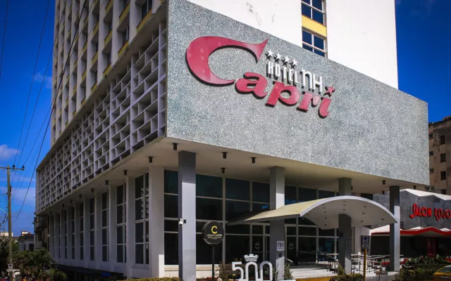Fachada del Hotel Capri en La Habana con vistas a la ciudad.