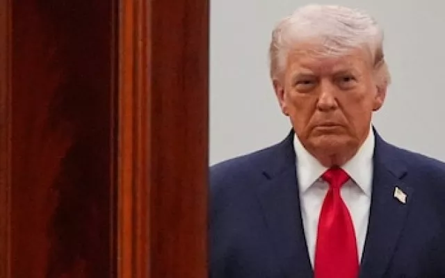 El presidente de Estados Unidos, Donald Trump, junto a asesores en la Casa Blanca.