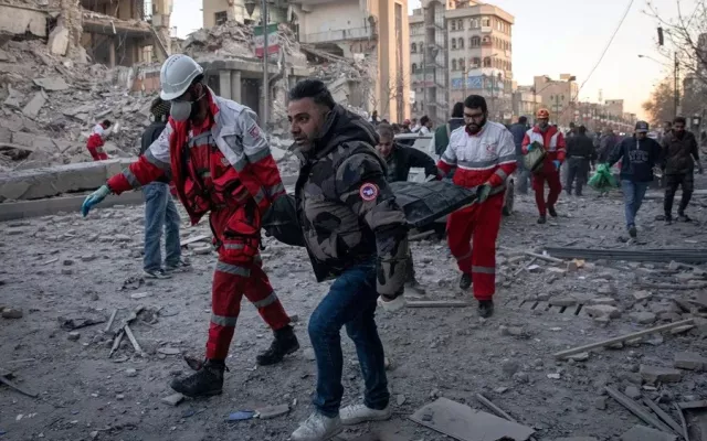 Personal médico e investigadores forenses trabajando en la identificación de víctimas del conflicto armado en Irán.