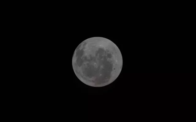 Vista de la cara oculta y la cuenca Oriental de la Luna en posición invertida, fotografiada desde la nave Orión.