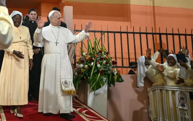 El pontífice León XIV durante su participación en un encuentro por la paz en Camerún.