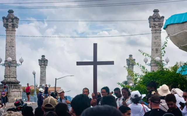 Grupo de fieles cristianos participando en la procesión del Viacrucis en las calles de Cuba.