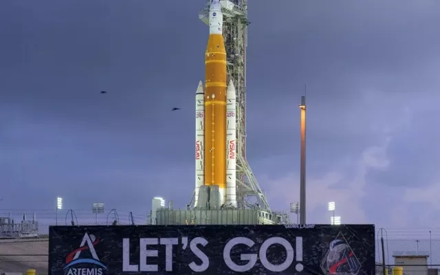 Cohete del Sistema de Lanzamiento Espacial (SLS) y la nave espacial Orion de la misión Artemis II en la plataforma de lanzamiento en Cabo Cañaveral.