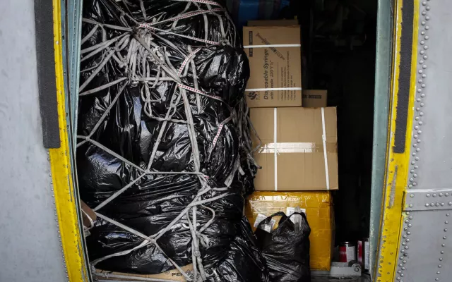 Cajas de ayuda humanitaria y suministros de emergencia enviadas desde Estados Unidos listas para ser distribuidas en Cuba.