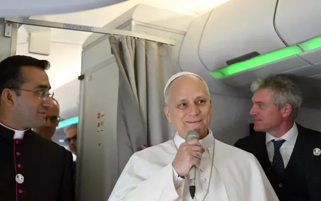 El papa durante sus declaraciones a los medios de comunicación a bordo del avión papal.