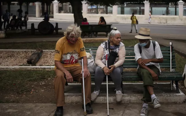 Fachada de un hogar de ancianos en Cuba.