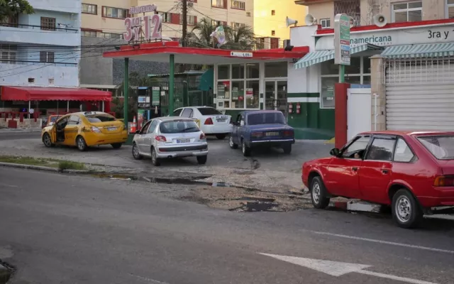 Imagen de camiones distribuyendo combustible en Cuba.