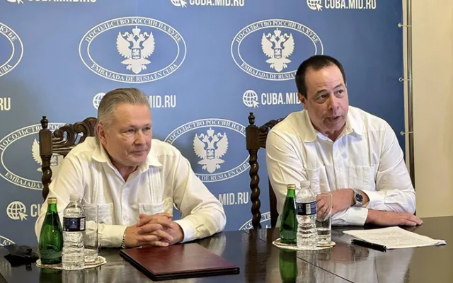 Imagen de la entrega de medicamentos entre representantes de Rusia y Cuba.