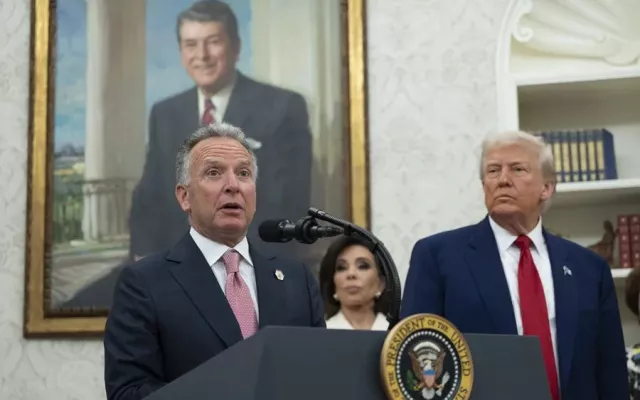 Donald Trump anunciando la cancelación de un viaje