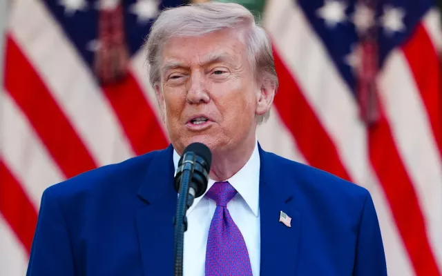 Donald Trump hablando en una conferencia de prensa.