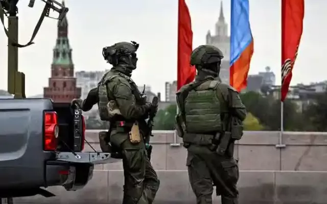 Agentes del Servicio Federal de Guardia de Rusia (FSO) patrullan el centro de Moscú frente al Kremlin, pocos días antes del desfile militar del Día de la Victoria, que se celebrará en la Plaza Roja el 9 de mayo. (05.05.2026)