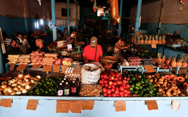 Clientes comprando alimentos en un mercado en La Habana (Cuba) durante un apagón eléctrico a principios de marzo.