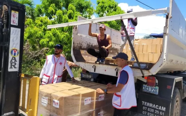 Personal de Cáritas en Santiago de Cuba distribuye ayuda de EE.UU.